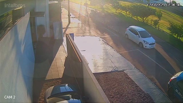 Câmera registra momento em que homens sofrem queda de motocicleta no Parque Verde