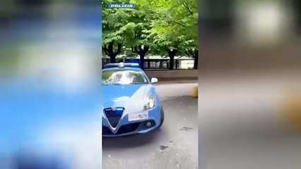 Como, furti alle auto dei turisti: fermata banda