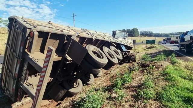 Caminhão carregado com cimento quase tomba na rodovia BR-163