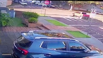 Câmera flagra momento de colisão entre moto e carro no Centro de Cascavel