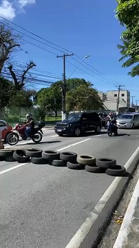 Trabalhadores do Veredas voltam a protestar e bloqueiam a Fernandes Lima
