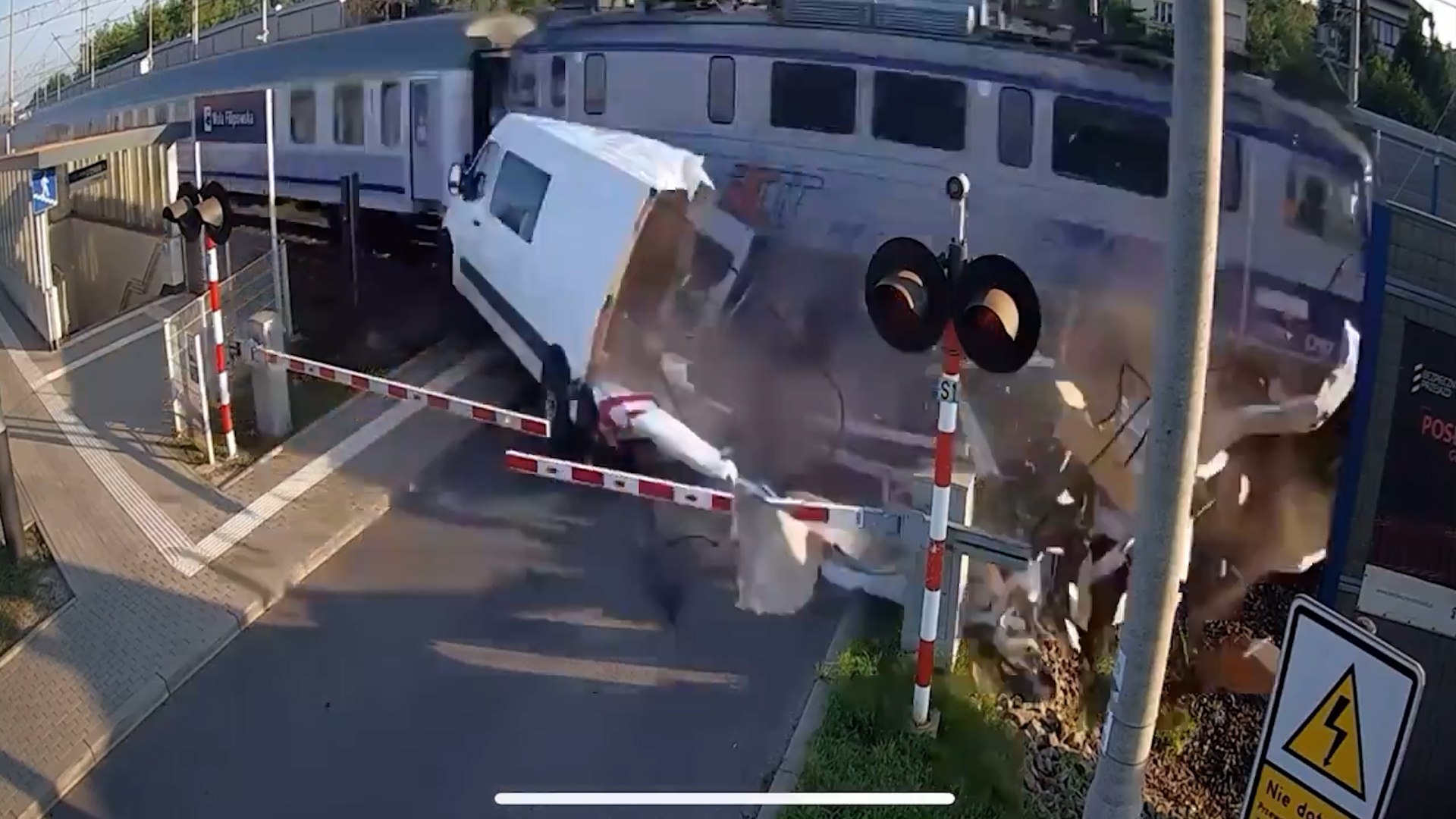 Una furgoneta fue arrollada por un tren a gran velocidad en Polonia, en un aparatoso accidente captado por c�maras de seguridad (CCTV) y que r�pidamente se ha hecho viral en redes sociales.

El suceso ocurri� cuando el veh�culo blanco qued� atrapado en un paso a nivel justo antes de que las barreras de seguridad descendieran, dejando al conductor sin margen para maniobrar. Las im�genes muestran c�mo, segundos despu�s, un tren de alta velocidad impacta violentamente contra la furgoneta, provocando una colisi�n devastadora.

Milagrosamente, el conductor logr� salir del veh�culo segundos antes del impacto, resultando ileso, seg�n informaron medios locales.