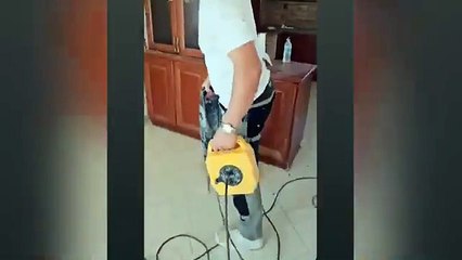 IL PROPRIETARIO NON LO PAGA E LUI GUARDATE CHE FA!!