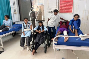 तिरंगा थामे नन्हें हाथों को कुचलते निकल गए बेकाबू सांड