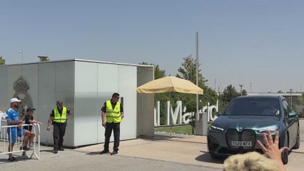 Huijsen, Brahim y Mendy se paran en Valdebebas y desatan una locura entre los fans