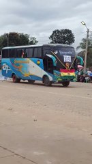 Chofer simula que su bus no tiene diésel y lo arrastra en desfile del Bicentenario 