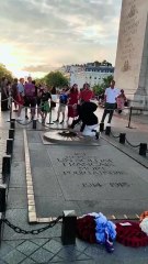 Indignación en París: Encendió un cigarro con la llama eterna del "Soldado Desconocido"