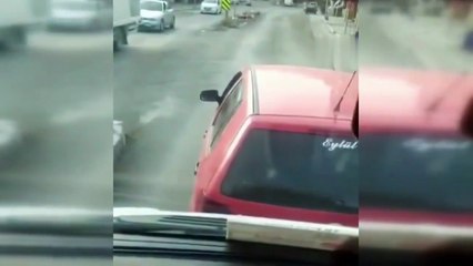 İzmir'de trafikte dehşet: Korna çaldı, bıçakla tehdit edildi!