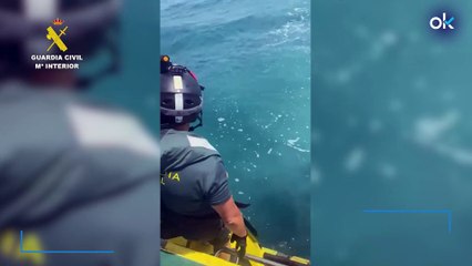 La Guardia Civil rescata a 8 personas, 4 menores, de una embarcación con riesgo de hundirse en Castellón