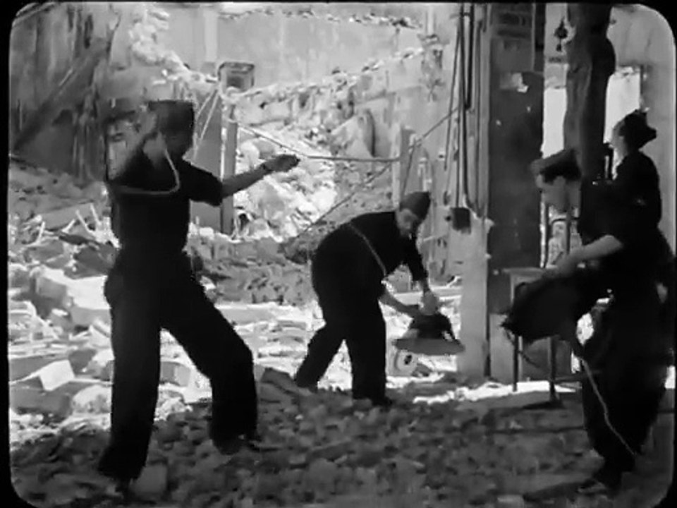 Instalación de lámparas en una plaza de Zocodover en ruinas.