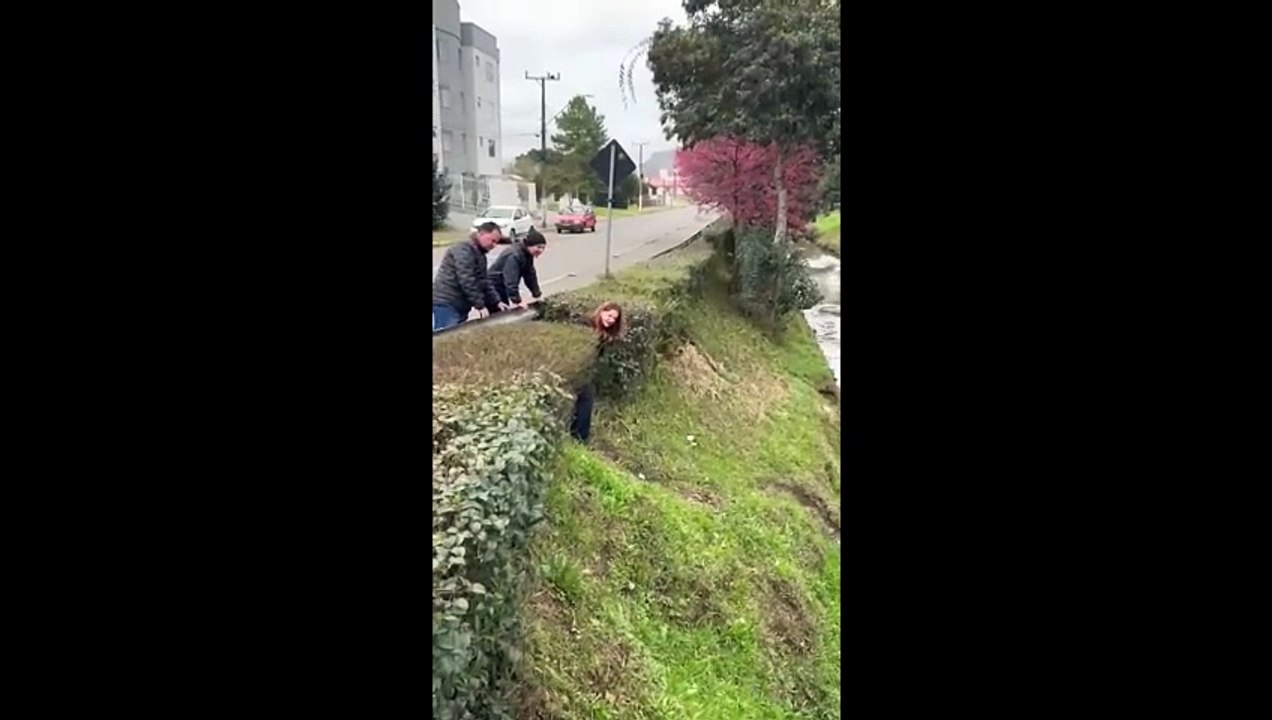 Prefeita de Lages desce com "cordão humano" par...