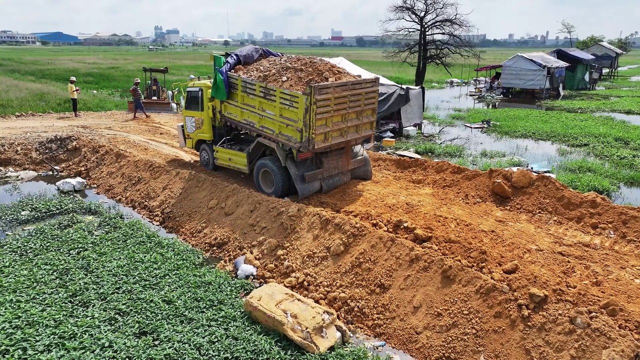 Perfect First Start New Activity Land Fill Up Dozer Push Soils Into Water Lake With Dump Truck 5Ton