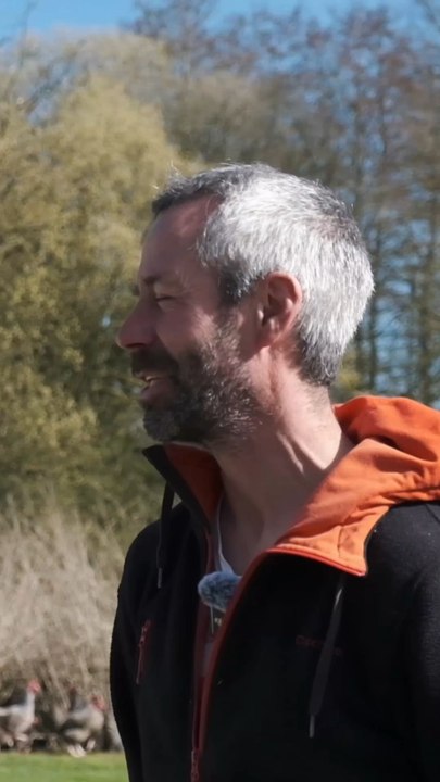 Qu’est-ce que la poule Coucou de Rennes ?Olivier Renaud, un éleveur passionné, nous aide à y voir plus clair ! 🐔Reportage complet à retrouver sur notre chaîne YouTube : CotCot Club (lien en biographie) 🧡