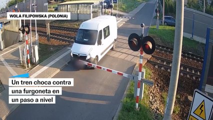 El momento en que un tren choca contra una furgoneta en Polonia