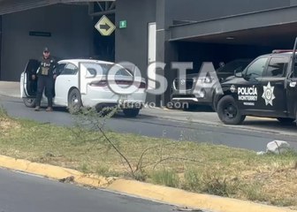 Pelea entre automovilista y chofer de ruta termina con un agente herido en Monterrey