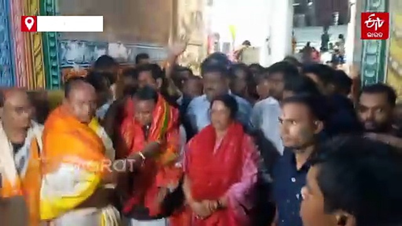 ମହାପ୍ରଭୁଙ୍କ ଆଶୀର୍ବାଦ ନେଲେ ମୁଖ୍ୟମନ୍ତ୍ରୀ ମୋହନ ମାଝୀ ଓ ତାଙ୍କ ପତ୍ନୀ, ରାଜ୍ୟର ମଙ୍ଗଳ ପାଇଁ କଲେ କାମନା