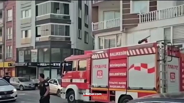 Balıkesir-Sındırgı'da 6.1 büyüklüğünde deprem! Binalar yıkıldı, milyonlar sokağa döküldü