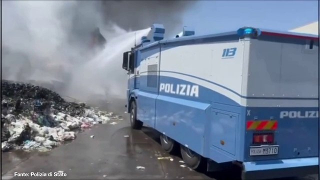Capannone di un'azienda in fiamme a Catania, le immagini
