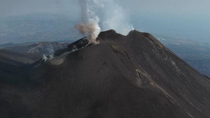 Stunning lava flows from the top of Sicily’s Mount Etna in breathtaking footage