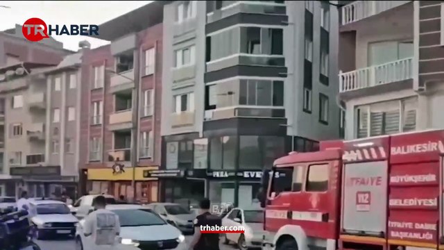 Balıkesir-Sındırgı'da 6.1 büyüklüğünde deprem! Binalar yıkıldı, milyonlar sokağa döküldü