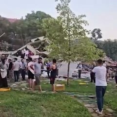 Balıkesir'de deprem: Bir bina yıkıldı