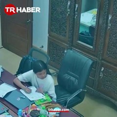 Balıkesir-Sındırgı'daki deprem ânı bir ofisteki güvenlik kamerasına yansıdı