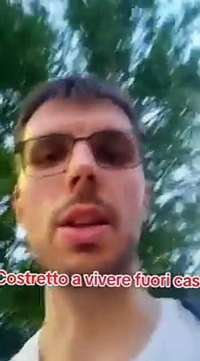 CACCIATO VIA DI CASA DALLA MADRE, VIVE COME UN VAGABONDO SENZA AIUTI DALLE ISTITUZIONI!!