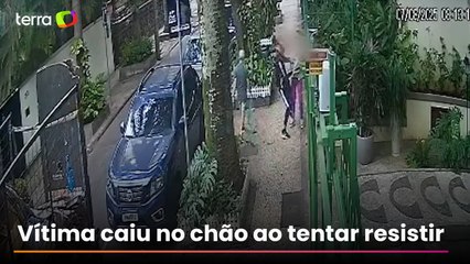 Mulher tenta resistir a assalto, cai no chão e criminosos fogem com bolsa