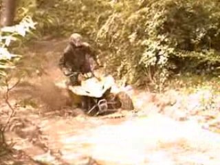 bruno 400 LTZ traverse une flaque bien boueuse....