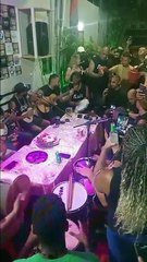 VÍDEO: Leo Santana surpreende ao aparecer em roda de samba em Salvador