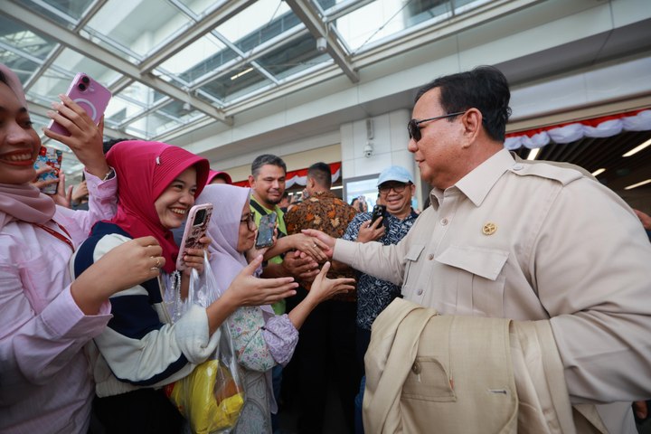 Antusias Warga Bertemu Prabowo Naik Kereta Cepat Whoosh Kembali ke Jakarta