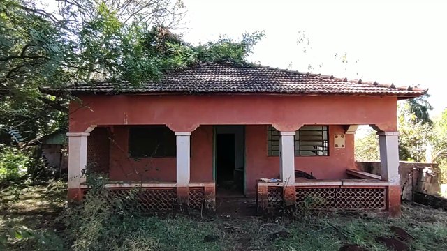 CASA ABANDONADA COM COISAS DENTRO - TINHA UMA LINDA IGREJA NO QUINTAL