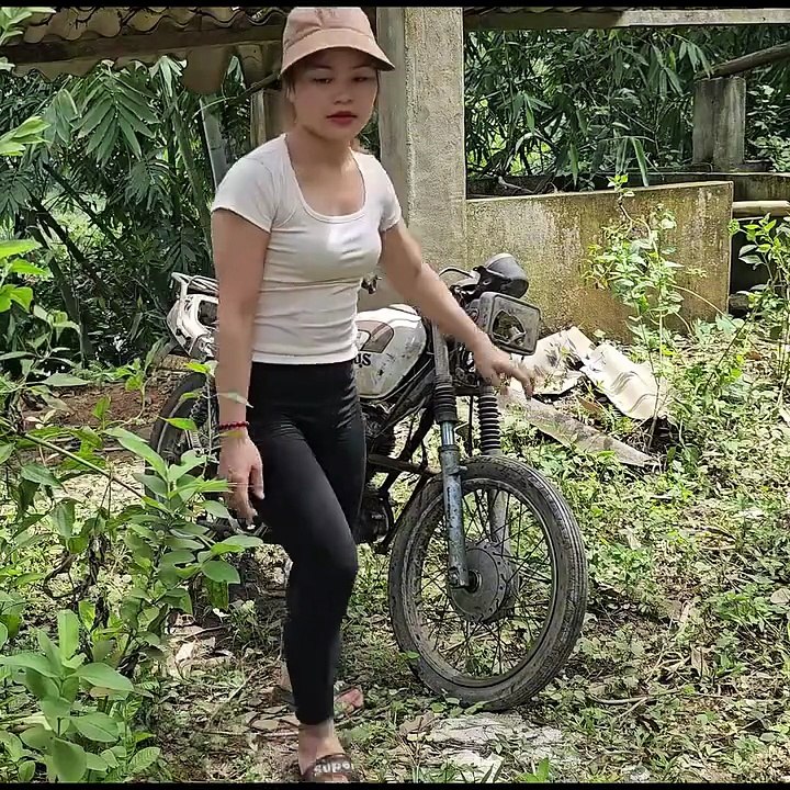 Girl Revives Old Bonus 125cc Motorbike Found in the Bushes