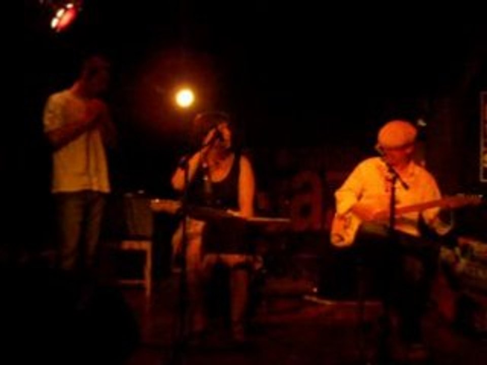 Queen Lolo "So many roads" guitare et chant comptoir  jazz