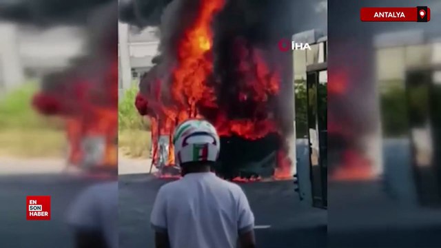 Antalya'da özel halk otobüsü park halindeyken alev alev yandı