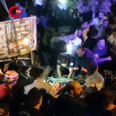 Van'da feci kaza... Otomobil park halindeki TIR'a çarptı: Can kayıpları var!