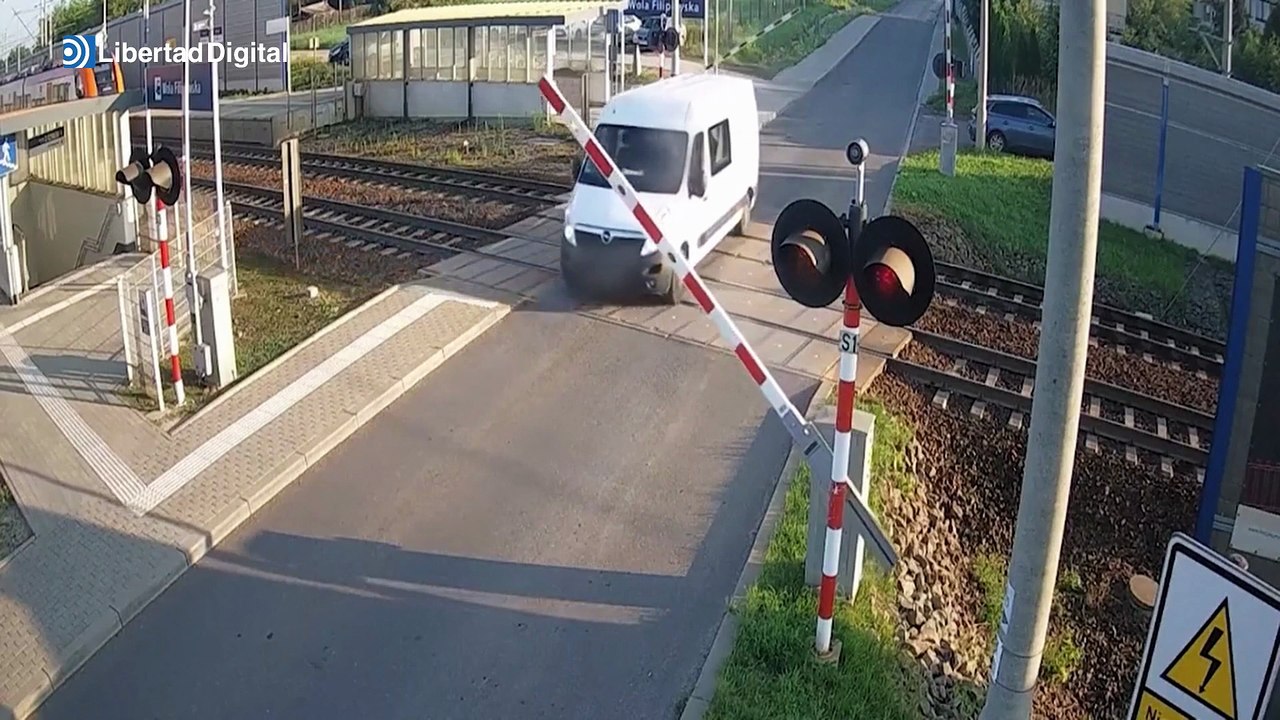 Un conductor polaco se salva de milagro tras el brutal choque de un tren contra su furgoneta