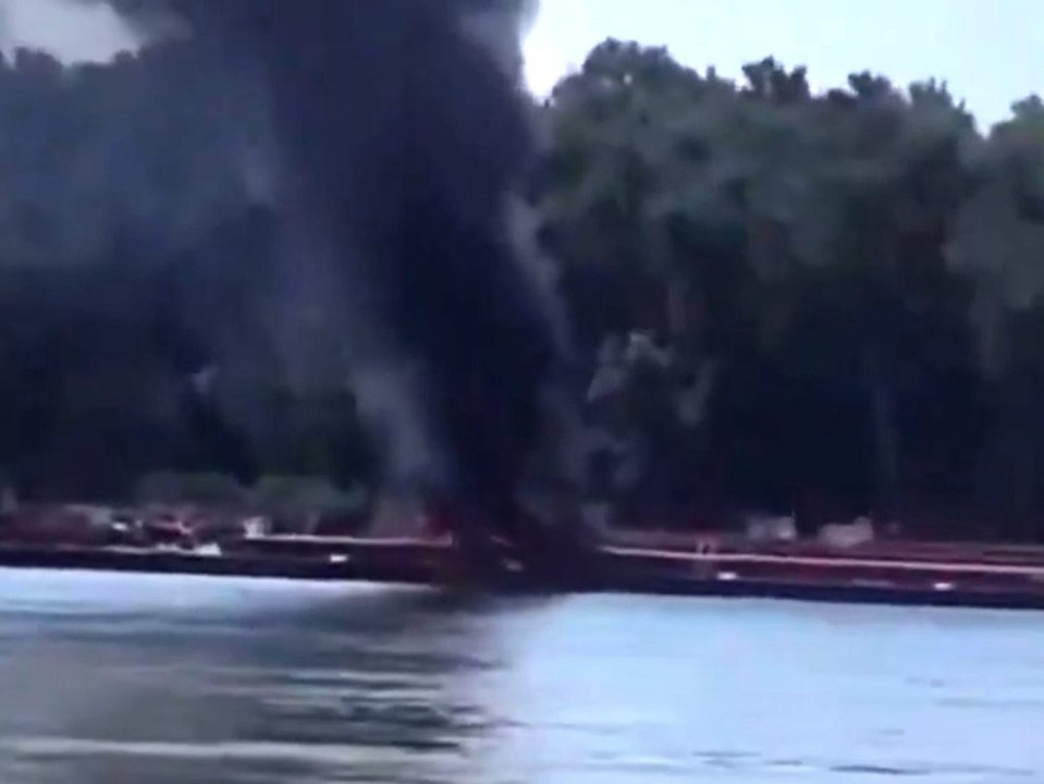 Hubschrauber stürzt auf Mississippi-Kahn: Zwei Tote