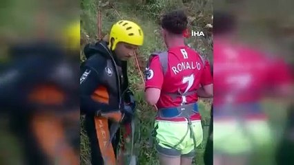 İstanbul Boğazı'nda dev dalgaların dövdüğü kayalıklarda can pazarı!