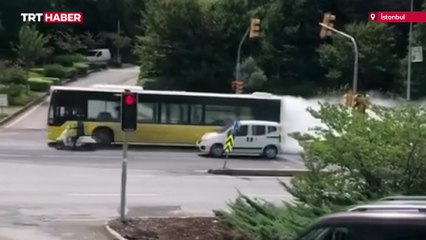 İETT otobüsünden çıkan beyaz duman sürücülere zor anlar yaşattı