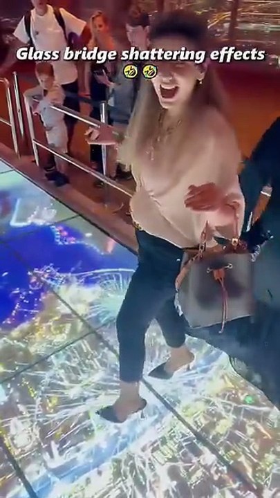 😱 আহারে বিনোদন — when the glass bridge “breaks” and so do people’s souls! Legs gone. Screams unleashed. Dignity? Left behind. 😆😁 #everyoneシ゚ #foryouシ #highlightseveryonefollowers2024 #hilights #GlassBridgeFails #EpicReactions