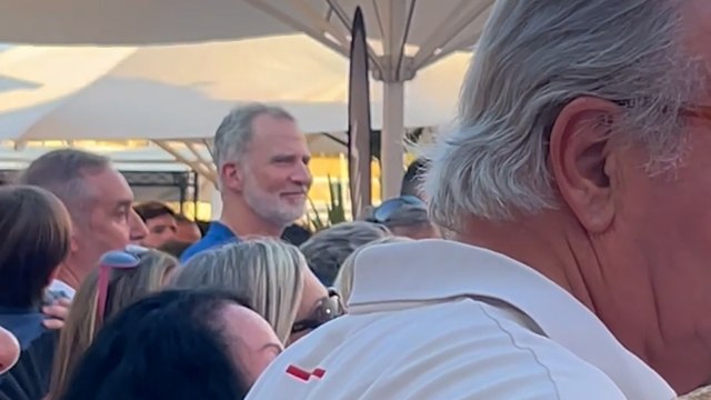 Jaime Anglada hace bailar a su amigo Felipe VI en su concierto tras la Copa del Rey de Vela de Palma