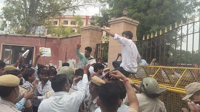 VIDEO: छात्रसंघ चुनाव बहाली की मांग पर अलवर में एनएसयूआई का धरना-प्रदर्शन