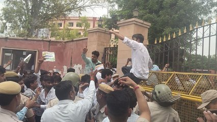 VIDEO: छात्रसंघ चुनाव बहाली की मांग पर अलवर में एनएसयूआई का धरना-प्रदर्शन