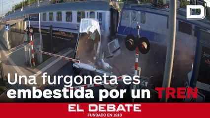 Una furgoneta queda atrapada y es embestida por un tren en un paso a nivel en Polonia