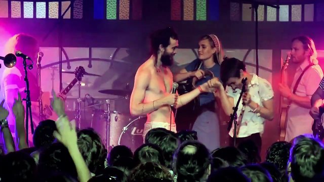 Edward Sharpe and the Magnetic Zeros chante son tube Home en live