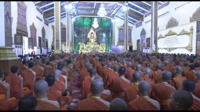 Mille monaci buddisti pregano per la pace confine Cambogia-Thailandia