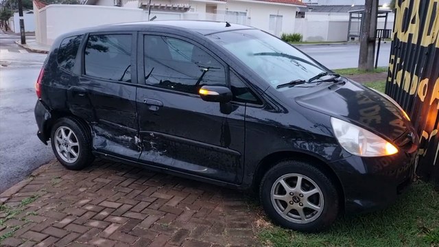 Carros se envolvem em colisão no cruzamento das Ruas Manaus e JK, no Tropical