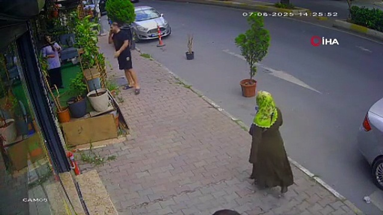 Cep telefonu için ortalığı birbirine kattı: Demir sopayla dükkanı bastı!