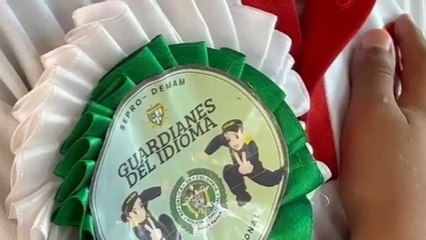 Policías se convierten en profesores y abren puertas al futuro de 13 jóvenes con clases de inglés